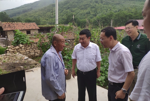姬蘭柱書(shū)記到岫巖橫山村開(kāi)展扶貧調(diào)研工作